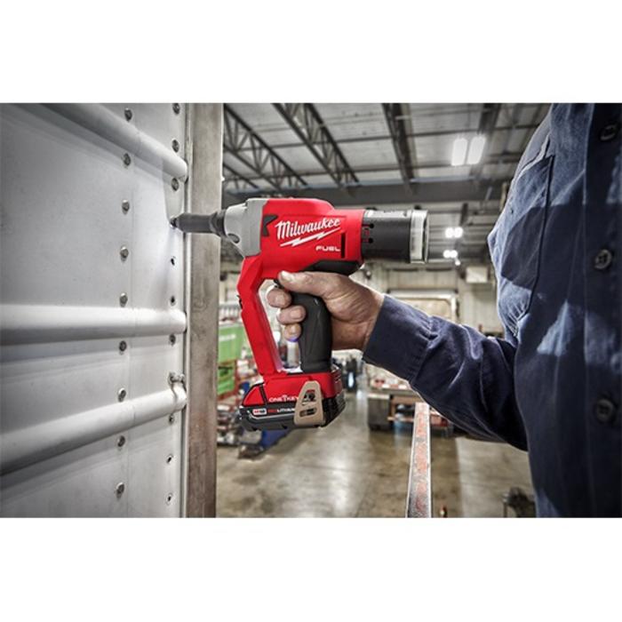 MILWAUKEE Tool presenta una nueva remachadora a batería M18 FUEL